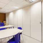 Белая раздвижная перегородка для офиса на заказ. Сделана перегородка для разделения помещения в офисе у заказчика.