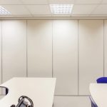 Белая раздвижная перегородка для офиса на заказ. Сделана перегородка для разделения помещения в офисе у заказчика.