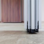 Широкие раздвижные перегородки в учебном заведении.