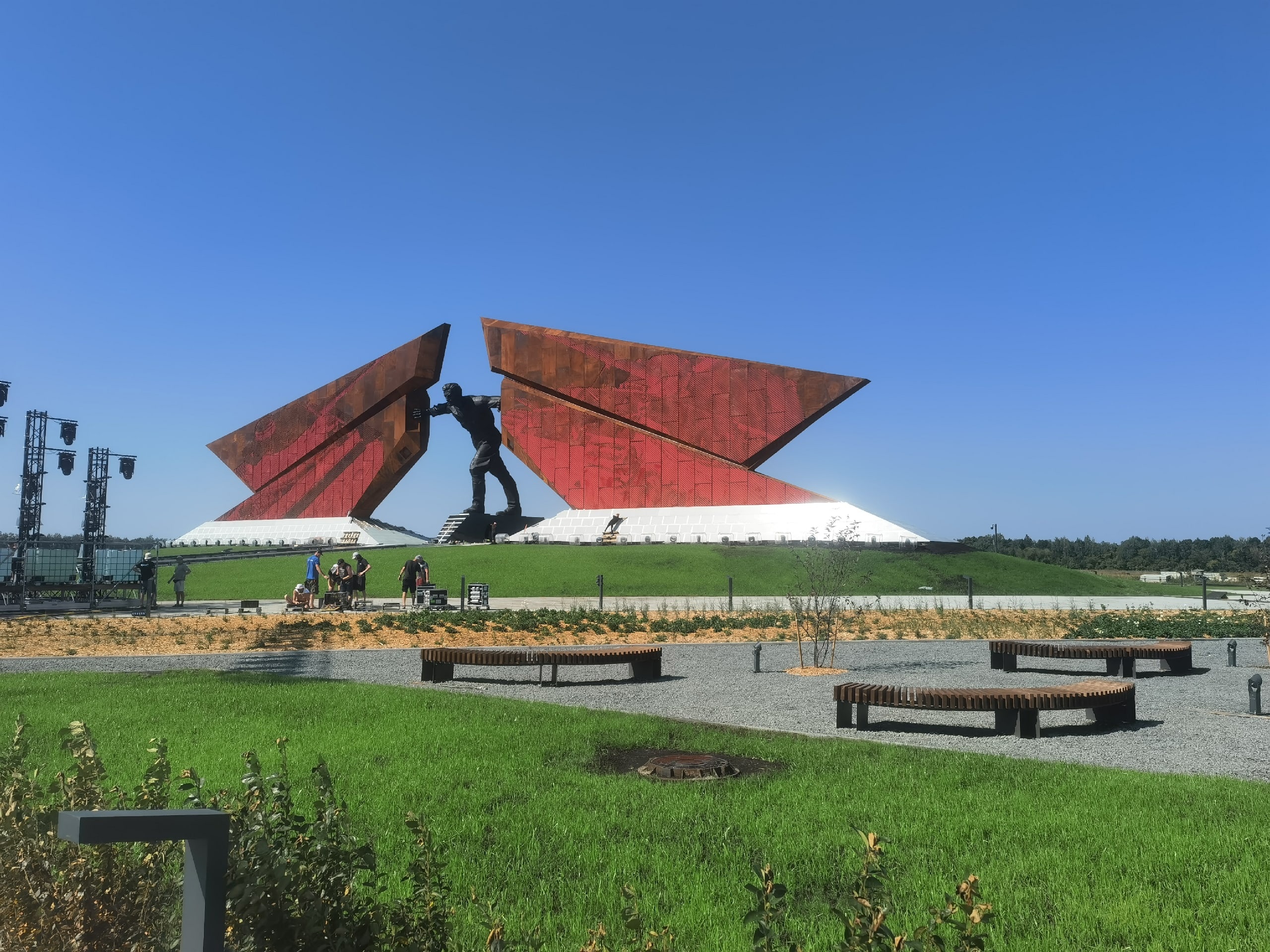 Раздвижные перегородки для мемориала в Курске сегодня смонтировали специалисты нашей компании