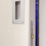 Белая раздвижная перегородка для офиса на заказ. Сделана перегородка для разделения помещения в офисе у заказчика.