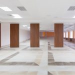 Широкие раздвижные перегородки в учебном заведении.