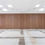 Широкие раздвижные перегородки в учебном заведении.