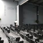 Высокая и длинная раздвижная перегородка для лекционной аудитории бизнес парка в отеле