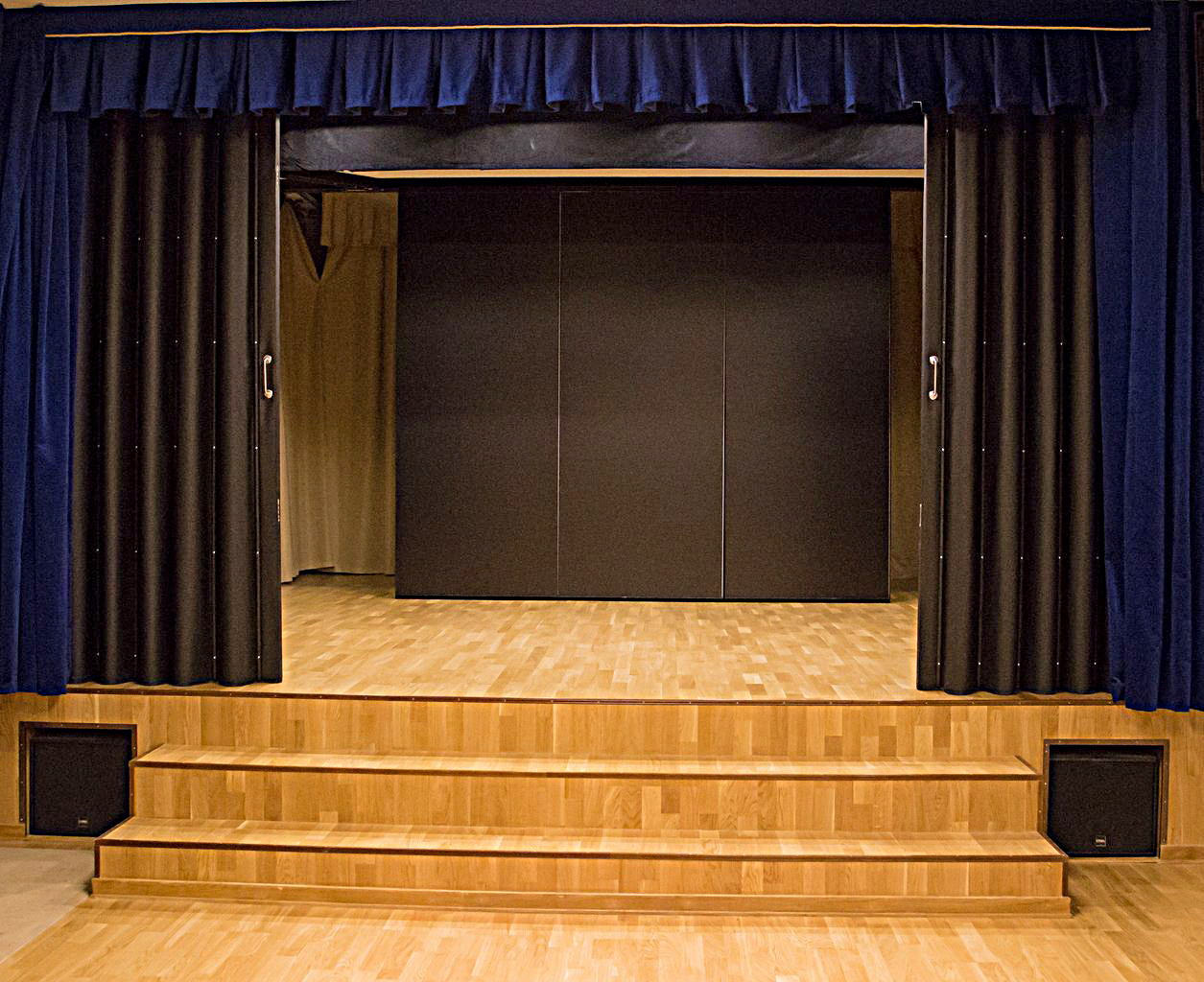 Мягкая раздвижная перегородка и Раздвижная стена Winab 80 в детском театре