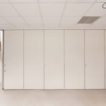 Белая раздвижная перегородка для офиса на заказ. Сделана перегородка для разделения помещения в офисе у заказчика.