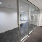 Трансформируемая стеклянная перегородка для офиса.