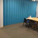 Синяя мягкая раздвижная перегородка для отделения лекционной зоны в офисе.