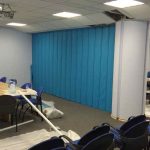 Синяя мягкая раздвижная перегородка для отделения лекционной зоны в офисе.