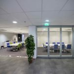 Трансформируемая стеклянная перегородка для офиса.