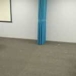 Синяя мягкая раздвижная перегородка для отделения лекционной зоны в офисе.