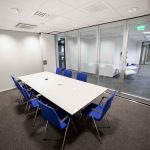 Трансформируемая стеклянная перегородка для офиса.