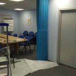 Синяя мягкая раздвижная перегородка для отделения лекционной зоны в офисе.