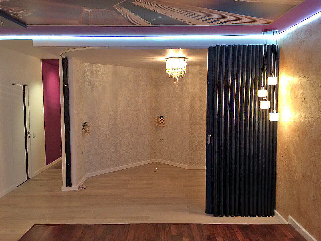 Мягкая черная перегородка для квартиры