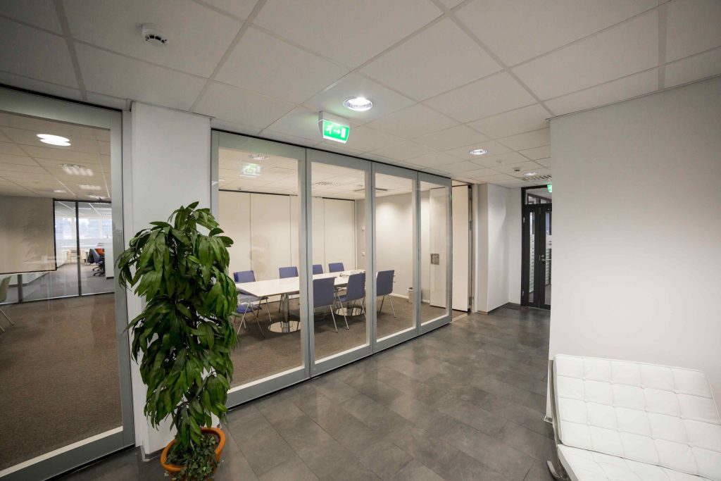 Трансформируемая стеклянная перегородка для офиса.