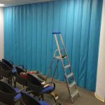 Синяя мягкая раздвижная перегородка для отделения лекционной зоны в офисе.