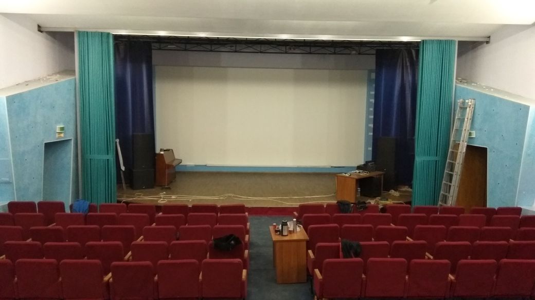 Мягкая раздвижная перегородка в театре города Саратов