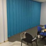 Синяя мягкая раздвижная перегородка для отделения лекционной зоны в офисе.