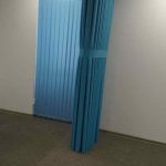 Синяя мягкая раздвижная перегородка для отделения лекционной зоны в офисе.