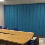 Синяя мягкая раздвижная перегородка для отделения лекционной зоны в офисе.