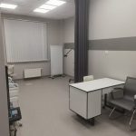 Была сделана черная мягкая раздвижная перегородка для медицинского кабинета.