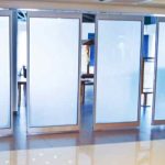 Стеклянные перегородки синего цвета для производственного помещения.