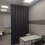 Была сделана черная мягкая раздвижная перегородка для медицинского кабинета.