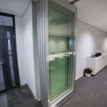 Трансформируемая стеклянная перегородка для офиса.