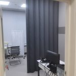Была сделана черная мягкая раздвижная перегородка для медицинского кабинета.
