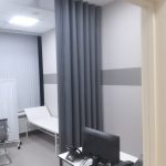 Была сделана черная мягкая раздвижная перегородка для медицинского кабинета.