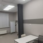 Была сделана черная мягкая раздвижная перегородка для медицинского кабинета.