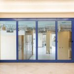 Стеклянные перегородки синего цвета для производственного помещения.