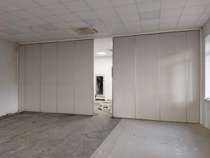 #раздвижныеперегородки в колледже РЖД город Москва. Длина 8876мм высота 3654мм звукоизоляция 41 дБ. Материал отделки ЛДСП egger серый