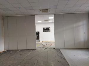 #раздвижныеперегородки в колледже РЖД город Москва. Длина 8876мм высота 3654мм звукоизоляция 41 дБ. Материал отделки ЛДСП egger серый