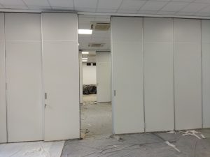 #раздвижныеперегородки в колледже РЖД город Москва. Длина 8876мм высота 3654мм звукоизоляция 41 дБ. Материал отделки ЛДСП egger серый