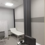 Была сделана черная мягкая раздвижная перегородка для медицинского кабинета.