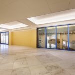 Стеклянные перегородки синего цвета для производственного помещения.