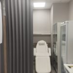 Была сделана черная мягкая раздвижная перегородка для медицинского кабинета.