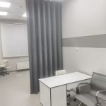 Была сделана черная мягкая раздвижная перегородка для медицинского кабинета.