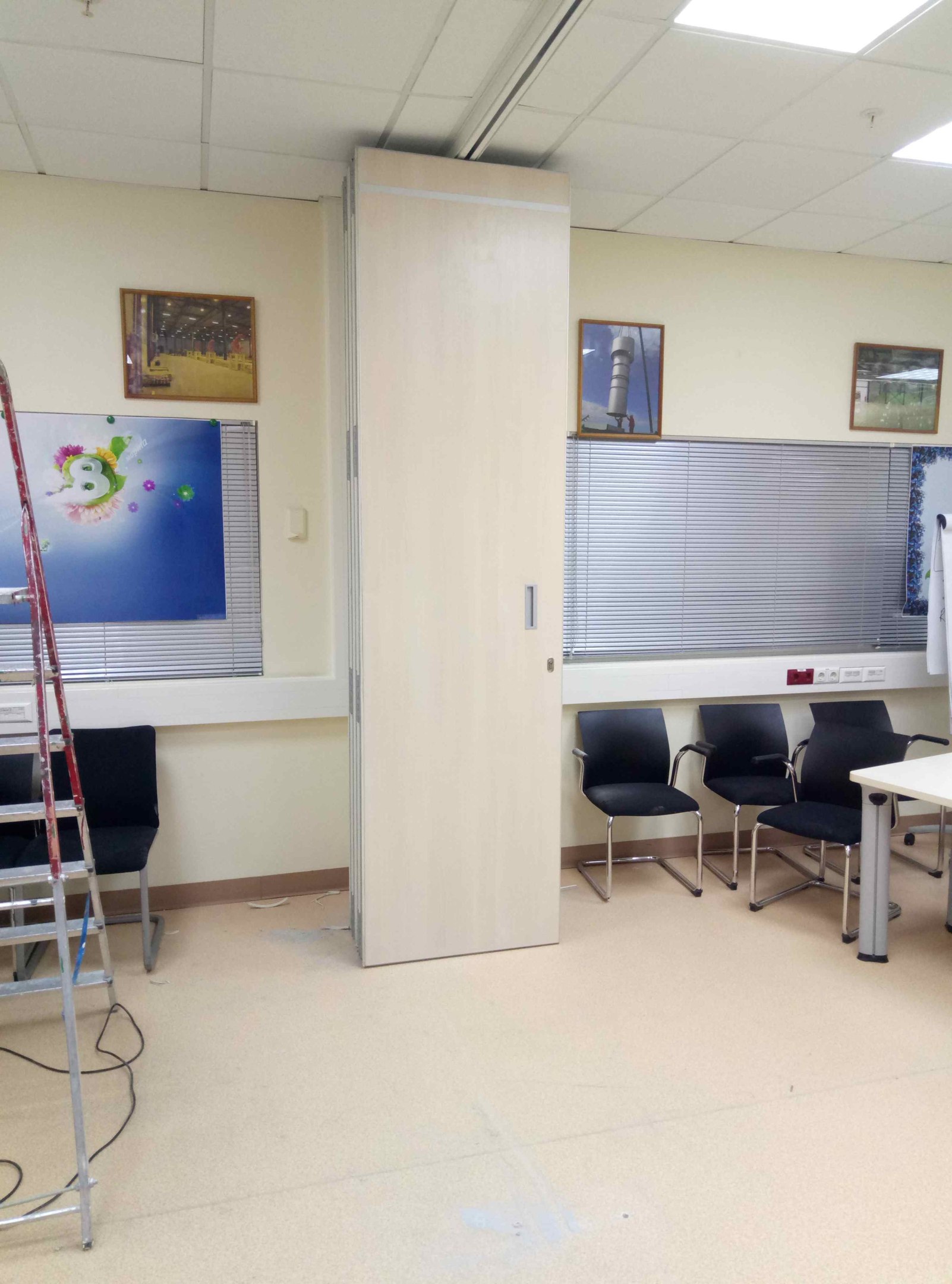 Раздвижная перегородка для переговорной в офисной компании.