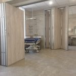 Раздвижные перегородки для разделения пространства в больнице.