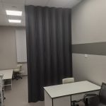 Была сделана черная мягкая раздвижная перегородка для медицинского кабинета.