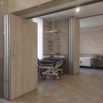 Раздвижные перегородки для разделения пространства в больнице.