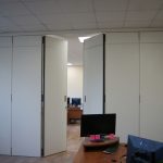 Сделаны раздвижные перегородки для офисные перегородки.
