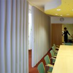 Белая мягкая раздвижная перегородка для отделения зоны переговоров