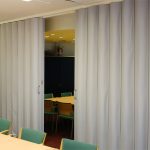 Белая мягкая раздвижная перегородка для отделения зоны переговоров