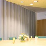 Белая мягкая раздвижная перегородка для отделения зоны переговоров