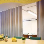 Белая мягкая раздвижная перегородка для отделения зоны переговоров