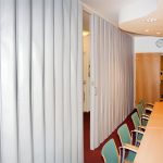 Белая мягкая раздвижная перегородка для отделения зоны переговоров