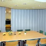 Белая мягкая раздвижная перегородка для отделения зоны переговоров